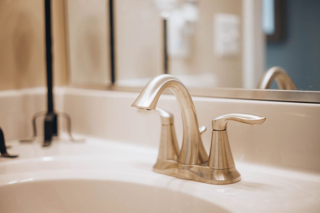 Grifo monomando de acero cromado sobre un lavabo blanco, ejemplo de buen acabado