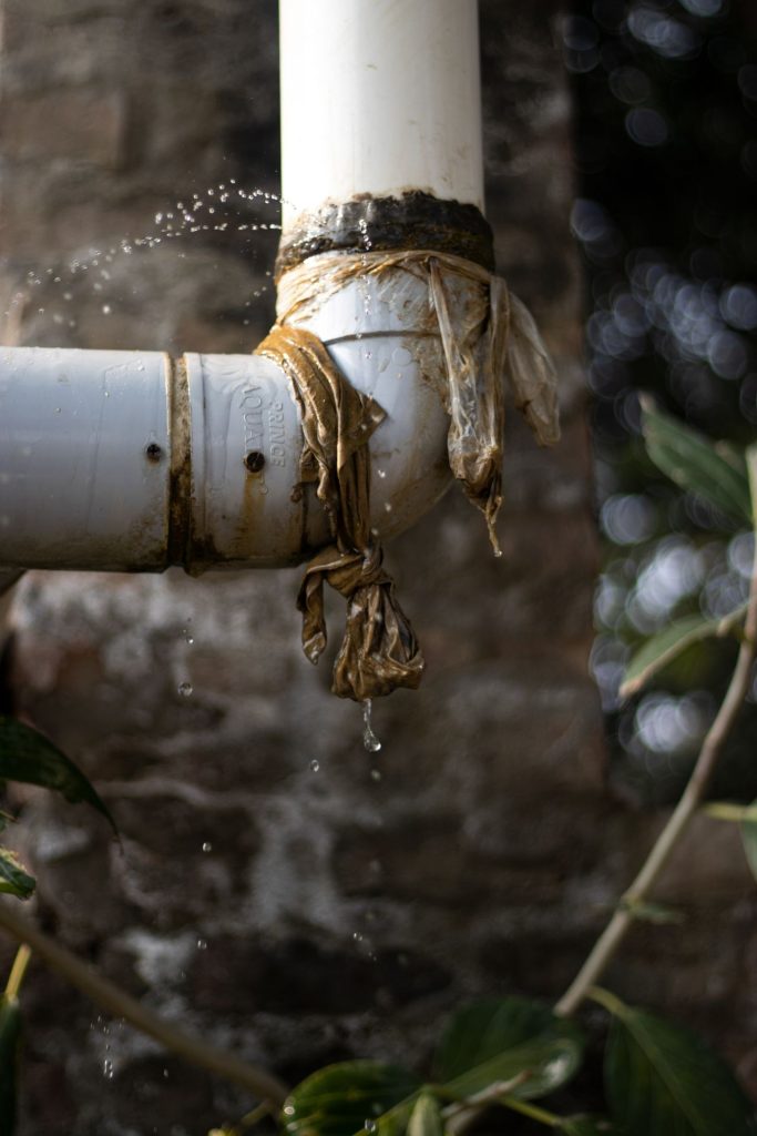 Tubería rota con fuga de agua a presión, emergencia de fontanería en el hogar