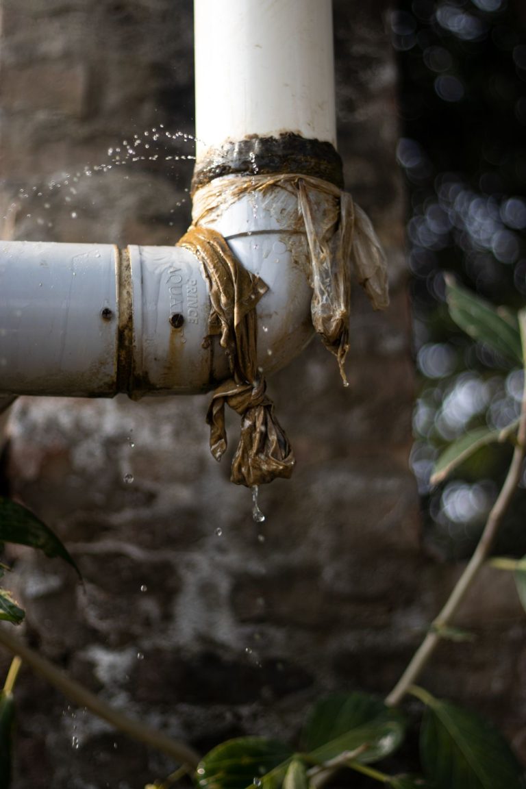 Tubería rota con fuga de agua a presión, emergencia de fontanería en el hogar