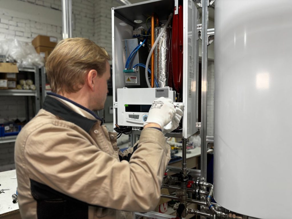 Técnico revisando y reparando un calentador de agua que no enciende