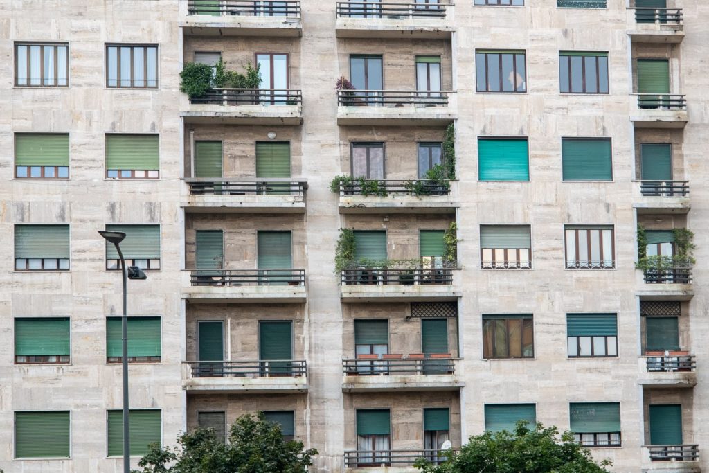Fachada de un edificio residencial de viviendas con balcones, comunidad de vecinos en Valencia