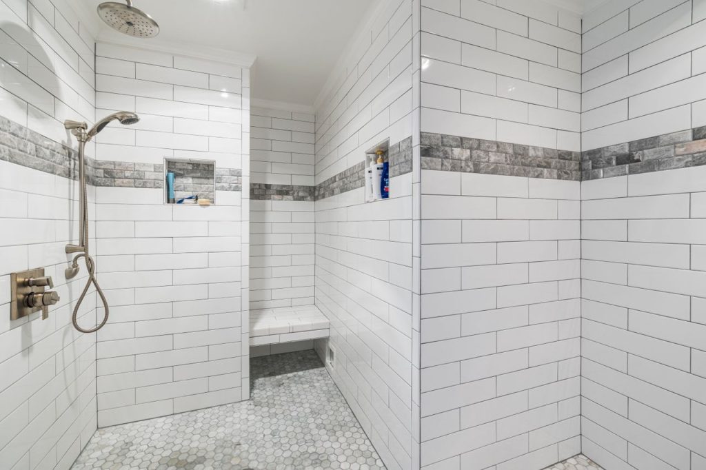 Plato de ducha moderno de obra con mampara de vidrio, reforma de bañera a ducha