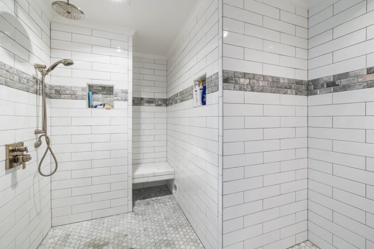 Plato de ducha moderno de obra con mampara de vidrio, reforma de bañera a ducha
